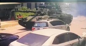 撞车、撞石墩、士兵受伤……台军演习还是“战损直播”？