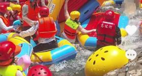游客贵州漂流遇“堵船”，多次撞翻后弃船走到终点，当地回应