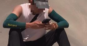 青海黑独山景区有男子抢占山头不让普通游客拍照？