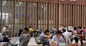 武汉一政务服务大厅变身自习室：暑假期间每天满座