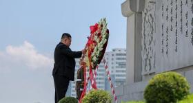 金正恩参谒中朝友谊塔并献花圈