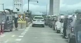 内蒙古一收费站口几十辆“老头乐”排队上高速？高速回应