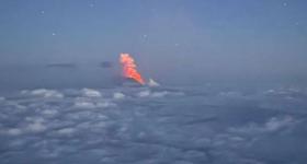 8.7级强震后，俄罗斯一火山开始喷发