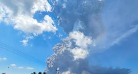 印尼一火山喷发　火山灰柱高约10公里