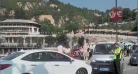 警方回应“女司机逆行顶撞交警”