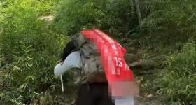 湖南一男子背40公斤蜜雪冰城上武功山售卖，收入不多纯体验