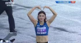 吴艳妮夺冠后向现场观众比心鞠躬