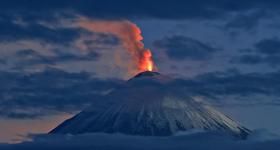 俄罗斯克柳切夫火山喷发 火山灰高度达8000米