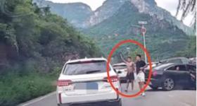 奥迪车强行加塞未果超速拦车，山西警方：人已找到
