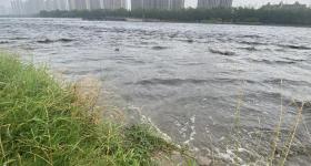 郑州贾鲁河水位暴涨，提醒市民切勿靠近游玩