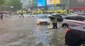 郑州暴雨多路段积水，新能源车出现这些信号必须弃车