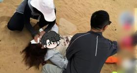 骆驼受惊将母子摔下驼背 军医施救