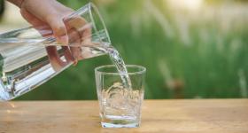 饭前喝一杯，血糖稳了、腰围小了！方法简单又实用→