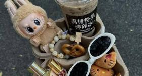 成本0.2元溢价百元 咖啡杯托为何成社交新宠？