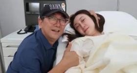 前央视主持人水均益升级当姥爷！和前妻离婚18年后罕见同框
