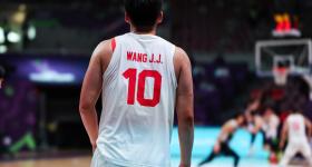 从“被吼”到“强到尿检”，最特别的王俊杰是男篮的答案吗