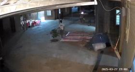 一家三口被杀 丈夫带亡妻头发听审