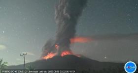 印尼勒沃托比火山喷发 灰柱高达8000米