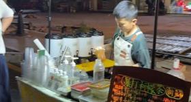 11岁小学生暑期摆摊卖奶茶月入4000元！母亲回应