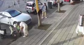 女店员扶起摔倒的环卫工反遭对方责骂，警方介入调解