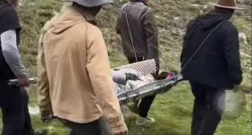 博主登雪山时骨折，10个村民收费6万将其抬下山！