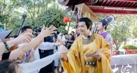 多位演员在景区打“暑假工”，网友：60岁，正是闯的年纪