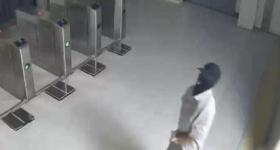 以为戴上头套就不认识你了？