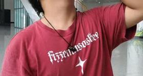 小伙带开盖五粮液上高铁被拦，2分钟喝完8两 受邀参观酒厂