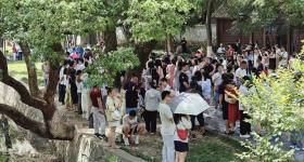年轻人组队勇闯公园相亲角