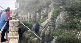 泰山南天门索道入口崖壁现大量被弃登山杖，景区回应