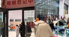 新人在赛里木湖搭帐篷通宵排队领证