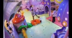 5岁男童撞倒1岁半幼童，宝妈：男童家长强行离开 警方介入