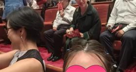 女子看京剧发现后排坐着洪秀柱