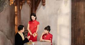 谢娜晒爸妈金婚全家福！父亲曾偷偷P图盼团圆，母亲激动落泪