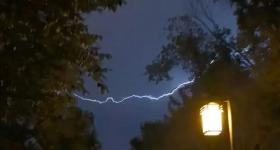 一场雷暴，400多人挤爆医院急诊科！雷雨天后要关窗