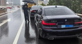 @高架桥上停车车主，郑州交警“喊”你挪车！
