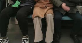 “叉开腿坐才是最健康的坐姿”？骨科专家提醒……