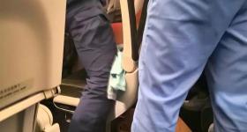 航班飞行中一男子胡言乱语奔跑脱衣，掌掴安保人员，警方回应