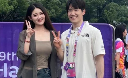 韩国体操选手尹真星微笑面对失误