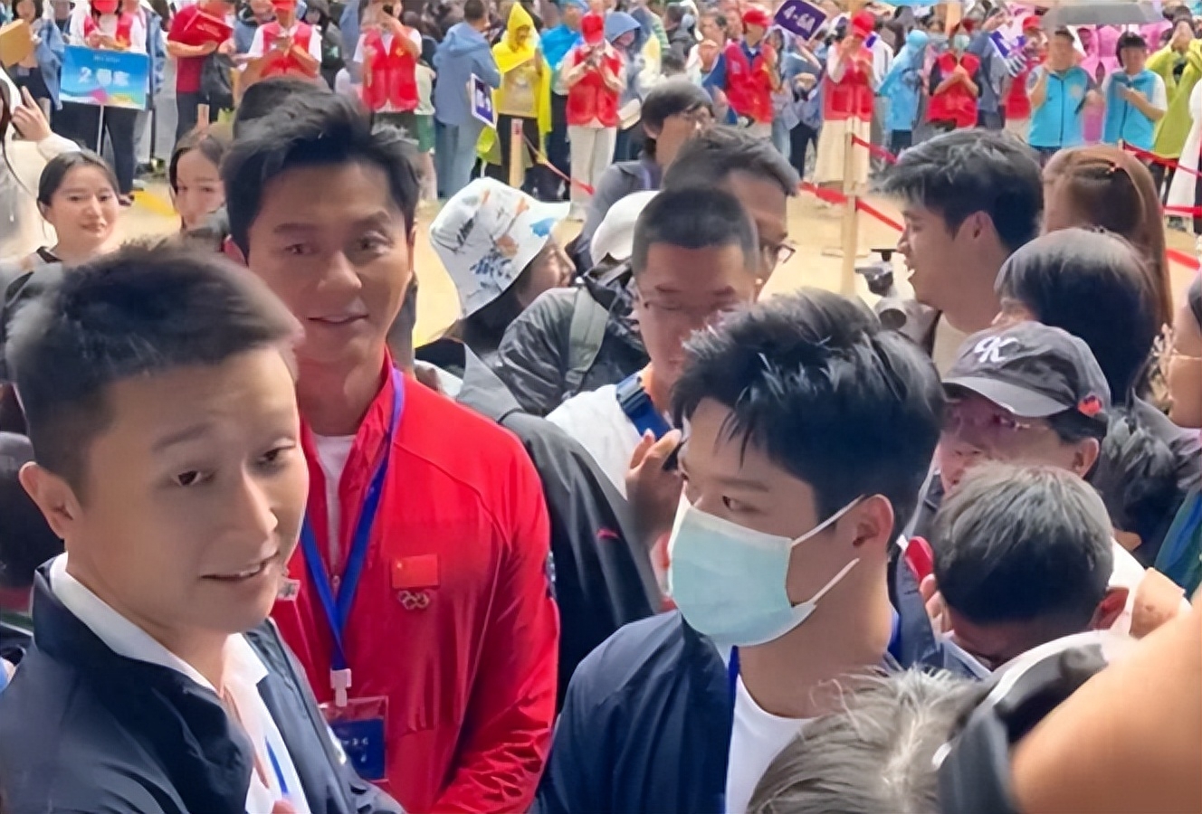 苏炳添李晨现身开幕式现场 参与明星还有刘德华、李小冉、周深