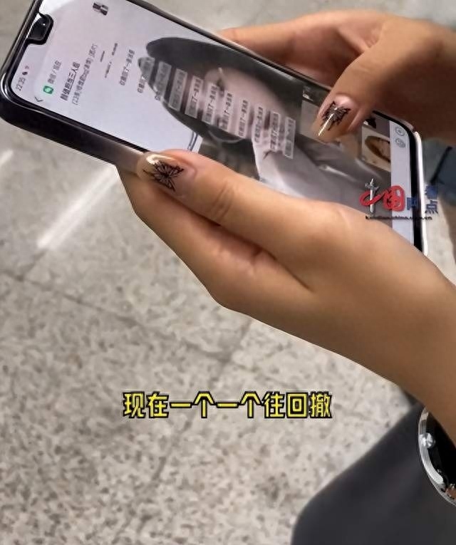 女生误将自拍发工作群2分钟撤50张 朋友回应：她手都抽筋了！