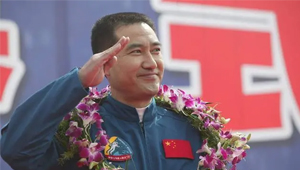 翟志刚首次太空漫步差点回不来
